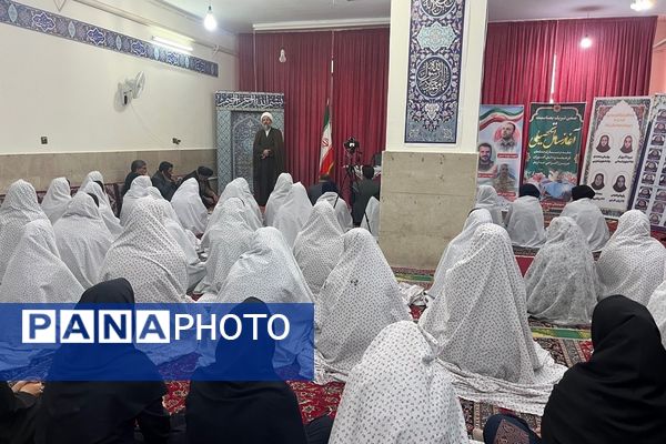 برپایی نماز جماعت همراه با بزرگداشت و تجلیل از مقام‌آوران دانش‌آموزی مدرسه نمونه دولتی ارشاد