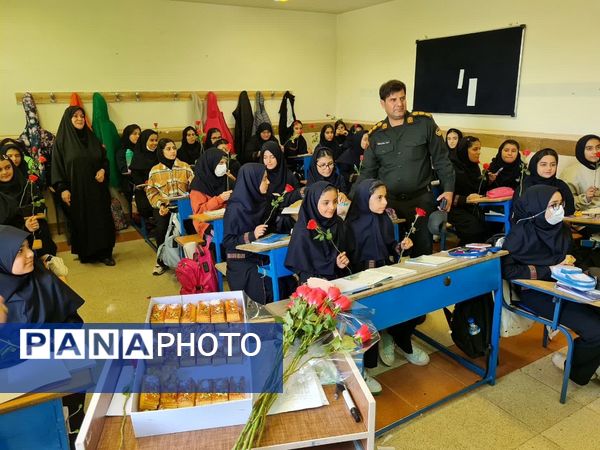 ویژه برنامه هفته نیروی انتظامی در دبیرستان شهید تیمسار فلاحی ناحیه یک کرج 