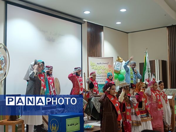 جشن عاطفه‌ها با تقسیم مهر و مهربانی در دبستان آرمینه مصلی نژاد 