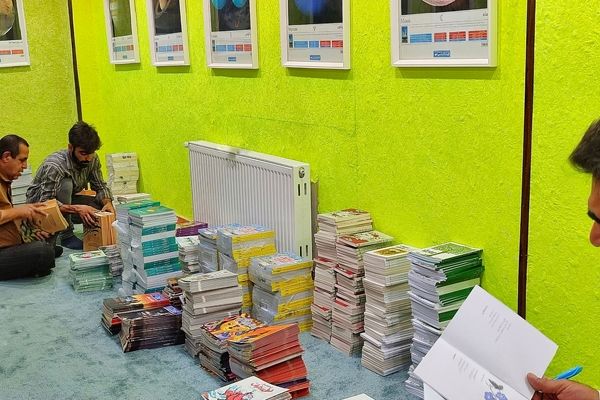 توزیع کتاب و بسته‌های سرگرمی به مناطق روستایی و کم‌برخوردار استان
