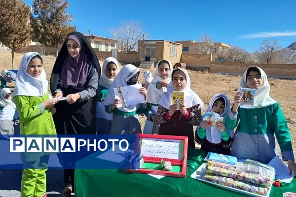 توزیع نذورات مهدوی در دبستان شکوفه‌های انقلاب