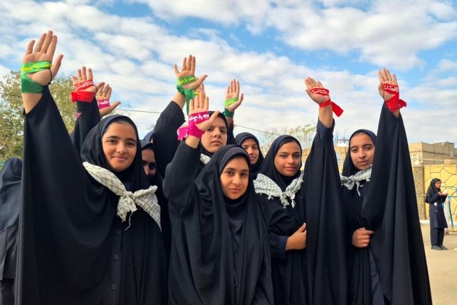 حضور پرشور دانش‌آموزان شهرستان صالح‌آباد در راهپیمایی روز ۱۳ آبان