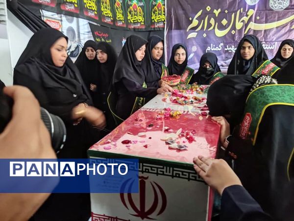 استقبال پرشور از شهید گمنام در هنرستان زهرای مرضیه بندرعباس