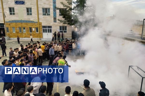 حضور آتش‌نشانان در دبیرستان میثاق کاشمر