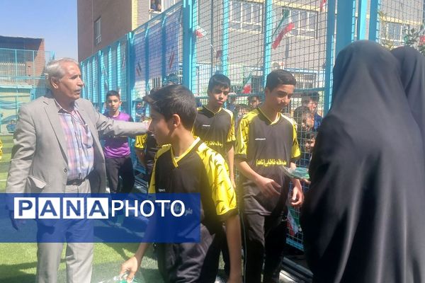 برگزاری مراسم افتتاحیه زمین چمن مصنوعی در دبیرستان شاهد علامه طباطبایی ناحیه دو شهرری 