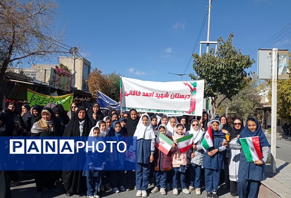 حضور باشکوه و جلوه گر دانش آموزان و اقشار مردم شهرستان شیروان در راهپیمایی ۱۳ آبان