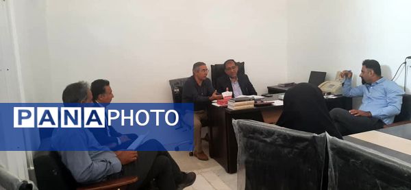 نشست مدیر آموزش و پرورش ناحیه یک بندرعباس با بخشدار و دهیاران بخش شمیل