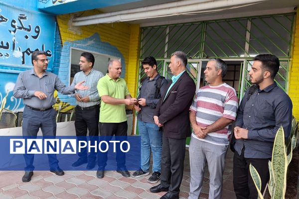 تجلیل دبیرستان شهید قمی از پدران مسئول در نیروی انتظامی و آتش‌نشانی