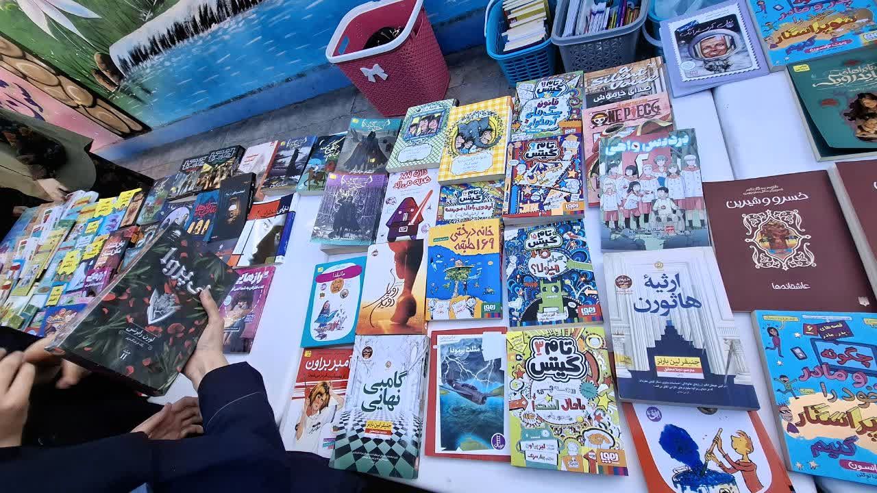 هفته کتاب و کتابخوانی در دبیرستان بهار آزادی قائمشهر