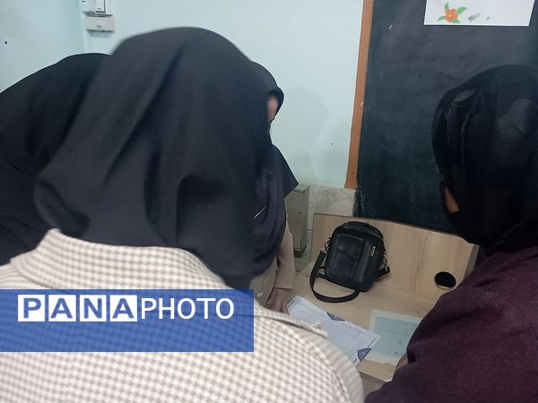 تحویل کارنامه در دبیرستان نمونه اندیشه