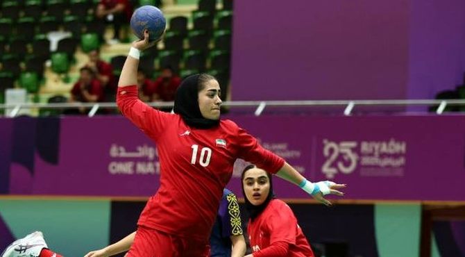 تیم ملی هندبال بانوان به فینال نرسید/ امید دختران ایران به کسب مدال برنز