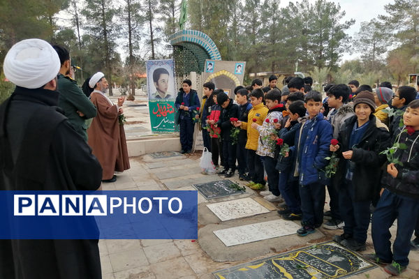 غبارروبی مزار دانش‌آموز شهید «حیدر رضایی» در قم