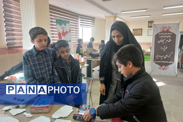 برپایی نمایشگاه دست‌سازه‌های دانش‌آموزی در دبستان آیت الله مشکینی پیشوا با حضور مدیر پژوهشسرا