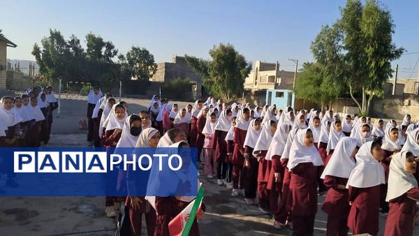 دیدار صمیمانه مأموران نیروی انتظامی با دانش‌آموزان دبستان استقلال 
