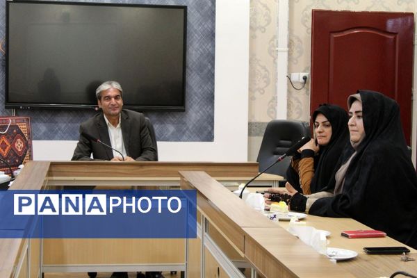 جلسه هم‌اندیشی بانوان اداری نیشابور با مدیر آموزش و پرورش 