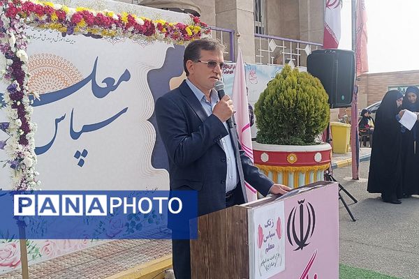 پاسداشت مقام شامخ معلم در آموزشگاه هیأت امنایی فرزانگان ملارد؛ با نواختن زنگ سپاس معلم 