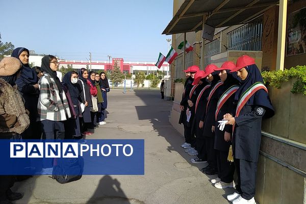 زنگ مهر و مقاومت در دبیرستان استعدادهای درخشان فرزانگان شهریار طنین‌انداز شد

