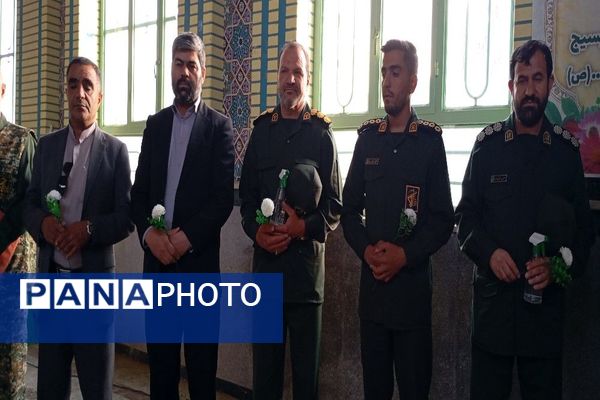 غبارروبی و عطر افشانی گلزار شهدای شهر بار در هفته دفاع مقدس