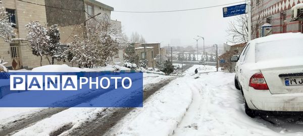 یلدای برفی در اراک؛ مردم با شادی به استقبال جشن یلدا می‌روند