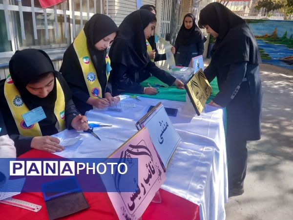 انتخابات شورای دانش آموزی در دبیرستان دخترانه فرهیختگان 