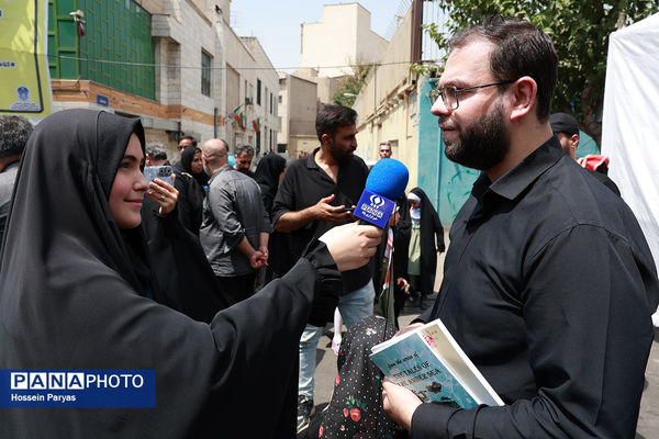 موکب «عشاق‌الحسین» سازمان دانش آموزی در راهپیمایی خانوادگی جاماندگان اربعین حسینی - تهران/ 2