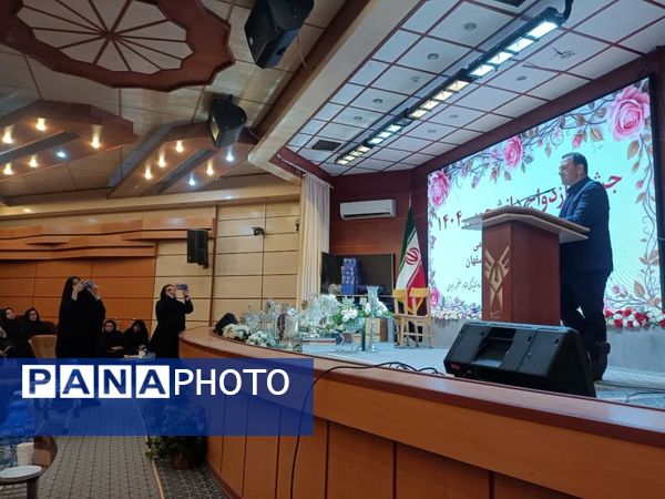 جشن باشکوه پیوند ۷۰ زوج دانشجوی دانشگاه آزاد اسلامی کاشان