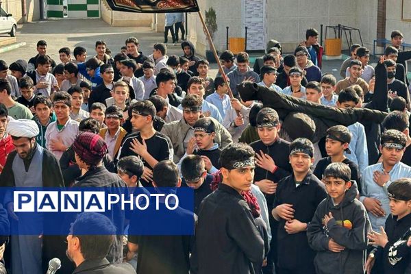  سوگواری نوجوانان برای مادر مهربانی‌ها