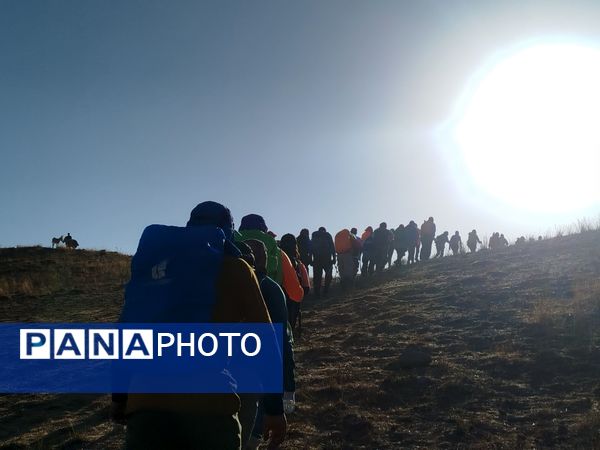 صعود هیات کوهنوردی خراسان شمالی به قله بابا سبز فاروج 