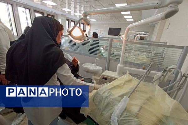 بازدید از دانشکده دندانپزشکی تهران دانش‌آموزان دبیرستان شهدای علم‌ و فناوری بهارستان دو