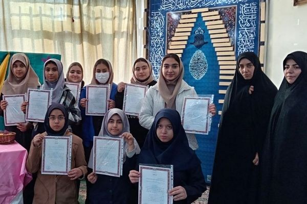 تقدیر از دانش آموزان نمازگزار، احساس تنهایی یا غربت آنها را در مسیر دینداری، کاهش می دهد