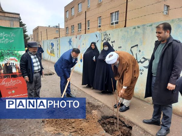 در هفته درختکاری دبیرستان دخترانه فدک تربت جام سرسبزتر شد