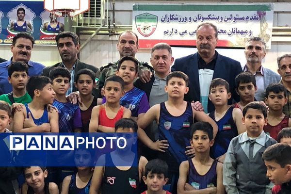 حضور معاون زمینی ارتش جمهوری اسلامی ایران در کنار پیشکسوتان و قهرمانان کشتی در سالن ورزشی الزهرا ناحیه 2 شهرری 