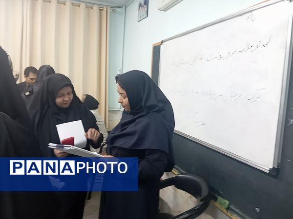 تحویل کارنامه در دبیرستان نمونه اندیشه