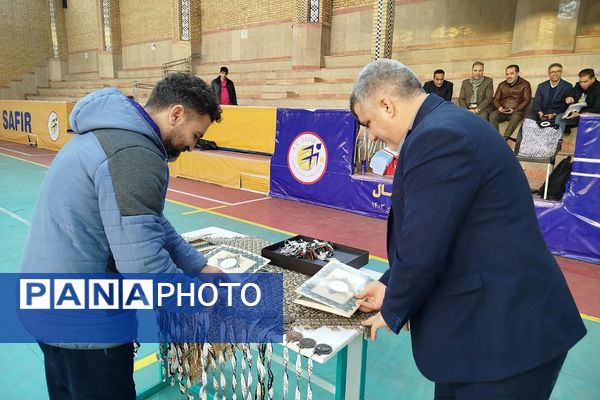 حضور دانش‌آموزان ابتدایی ناحیه دو شهرری در مسابقات فوتسال