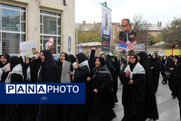 شرکت دانش‌آموزان اردبیلی در راهپیمایی یوم‌الله ۱۳ آبان