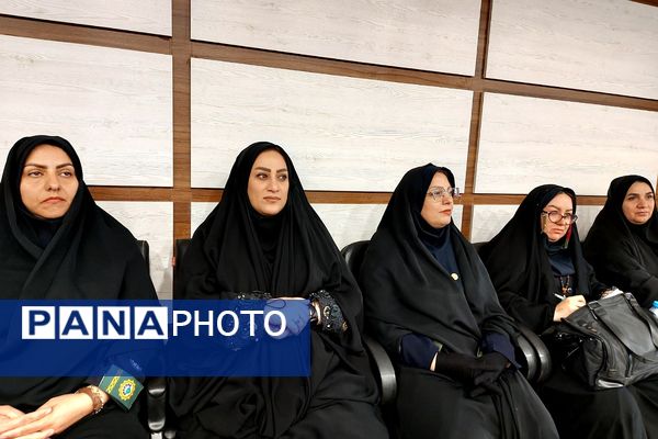 نشست فصلی و توان افزایی مأمورین و مسئولین سازمان دانش‌آموزی شهرستان‌های استان تهران 