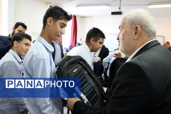 زنگ سپاس معلم در هنرستان احمدی روشن منطقه ۱۴ تهران با حضور وزیر نیرو نواخته شد
