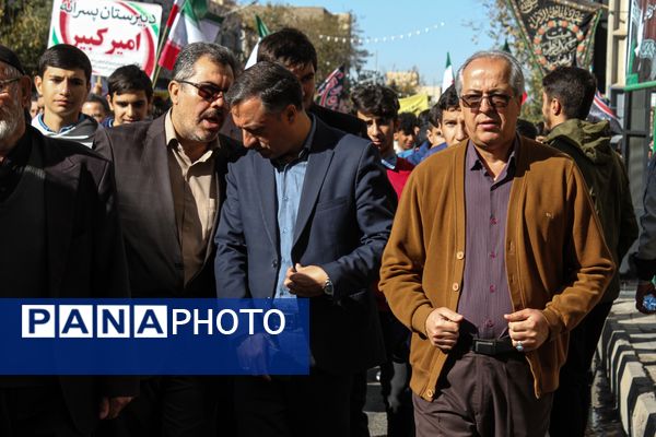 حضور پرشور دانش آموزان زنجانی در راهپیمایی ۱۳ آبان