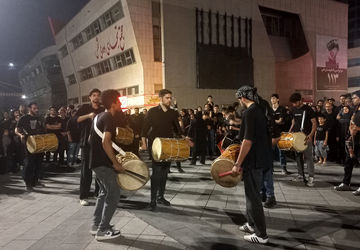 حال و هوای آیین سنتی دمام زنی در شب عاشورا و میدان شهدای مشهد