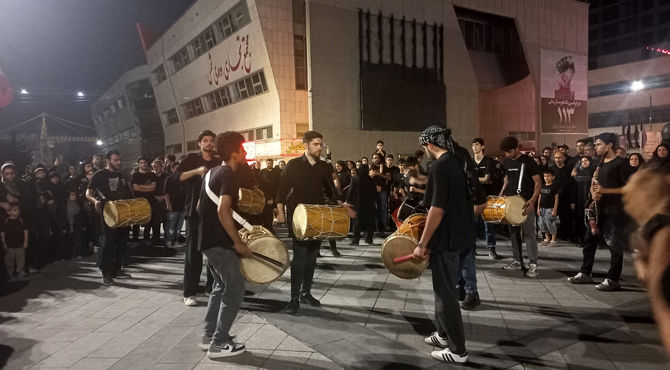 حال و هوای آیین سنتی دمام زنی در شب عاشورا و میدان شهدای مشهد
