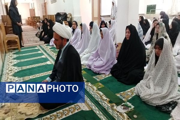 اقامه نماز جماعت ظهر و عصردر دبیرستان شهید مجید دهنوی 