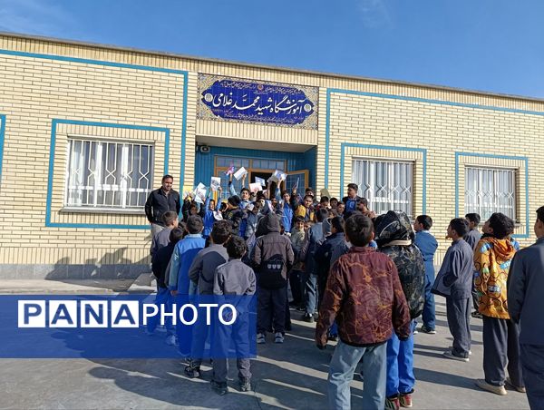 تجلیل از برگزیدگان مسابقات در مدرسه شهید غلامی خلیل آباد 