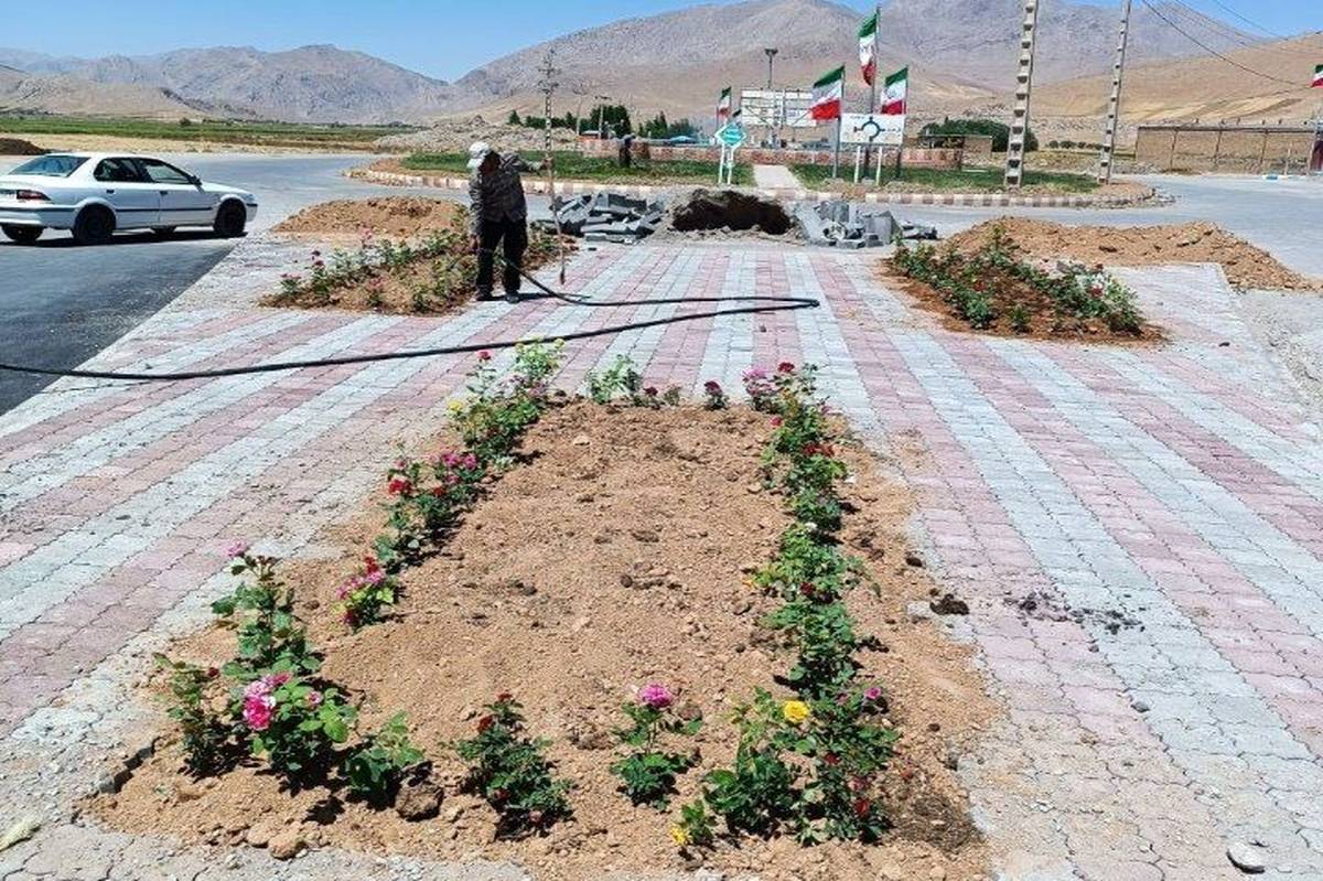 شکوفه های رنگی در میدان ولیعصر(عج) بیرانشهر؛ هدیهای از شهرداری به شهروندان