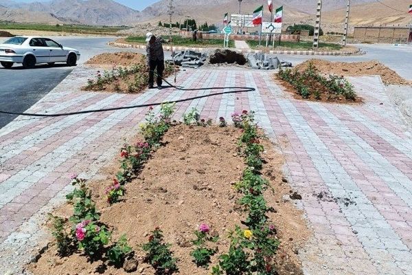 شکوفه های رنگی در میدان ولیعصر(عج) بیرانشهر؛ هدیه‌ای از شهرداری به شهروندان