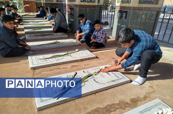 ادای احترام دانش‌آموزان میبدی به شهدای جنگ تحمیلی 
