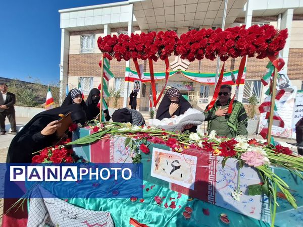 میزبانی دانش‌آموزان دختر بیرجندی از شهید گمنام 
