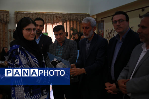 تجلیل برگزیدگان نوجوان سالم در ناحیه 5 تبریز