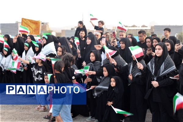 همخوانی گروه‌های دانش آموزی قم در اجرای سرود «ایران بخوان»