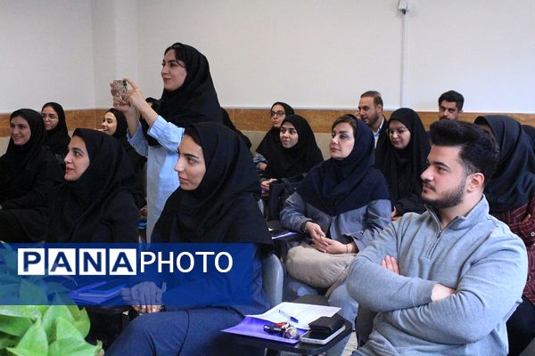  کارگاه دانش‌افزایی زبان انگیلیسی در دبیرستان‌ولایت بهارستان‌دو