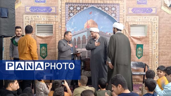 بازدید مسئولان منطقه ۱۰ از دانش‌آموزان معتکف